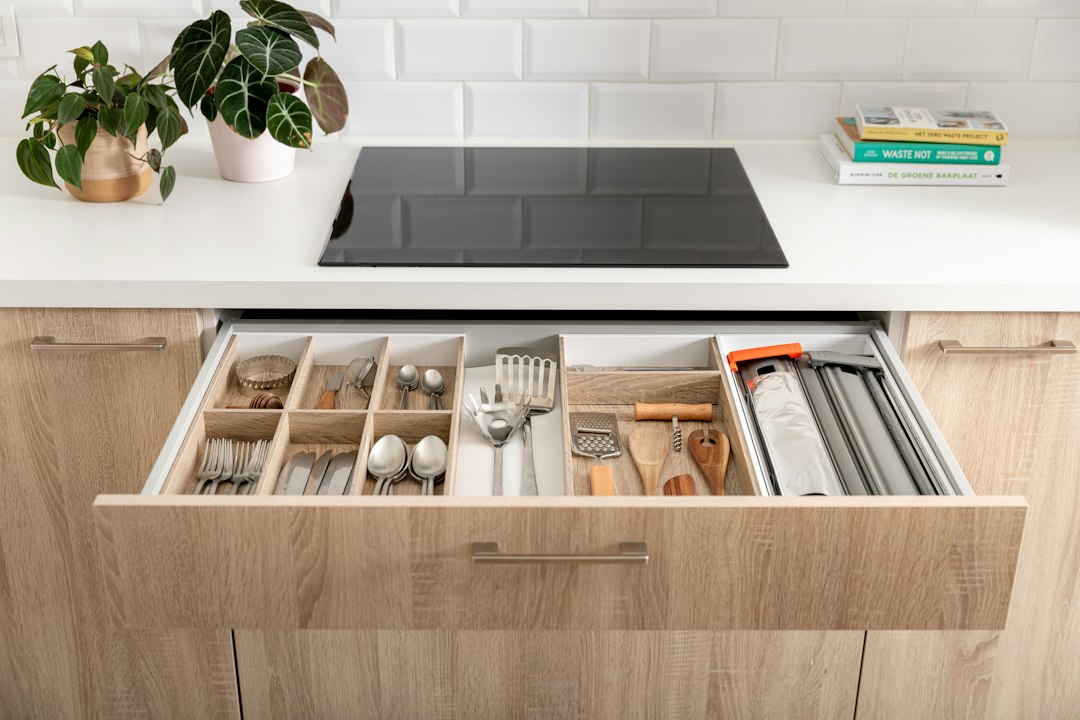 Genius storage idea using an organized kitchen drawer
